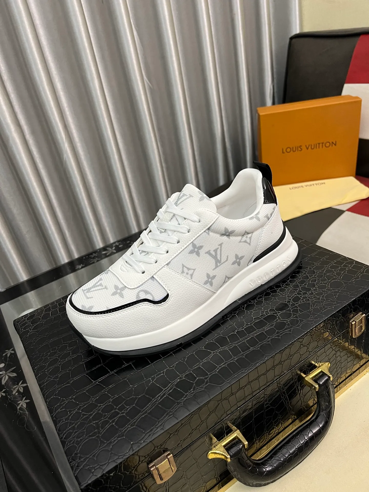 Men's men's shoes💰458⌚️⌚️ Loui* Vuitto* - Louis ** donkey's new color men's trainer sneakers, this LV Trainer sneaker is made of calfskin and breathable mesh, showing pure colors, the #54 logo on the back traces the brand's birth in 1854, the designer's handwritten brand logo embellishes one side, virgil Designed by abloh himself, it is a very commemorative sneaker. The new LV Louis Vuitton loui* vuitto* trainer sneaker low casual sports culture versatile basketball sneaker. Size: 38-444️⃣Colors available
